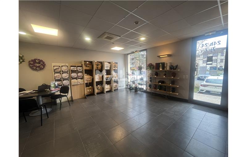 Location de local commercial de 100 m² à Brignais - 69530 photo - 1