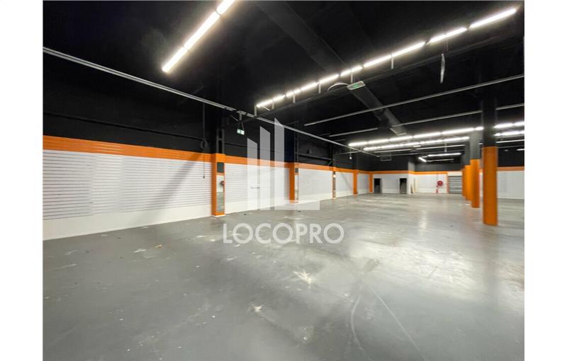 Location de local commercial de 840 m² à Les Pennes-Mirabeau - 13170 photo - 1