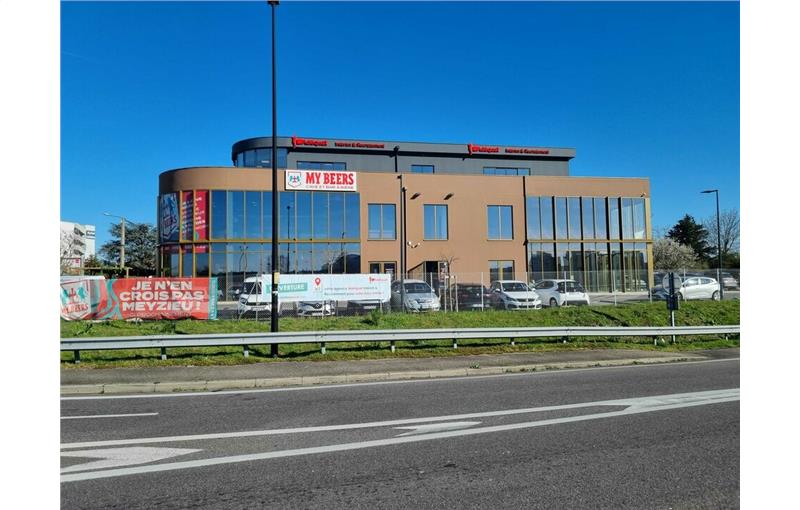 Location de local commercial de 205 m² à Meyzieu - 69330 photo - 1