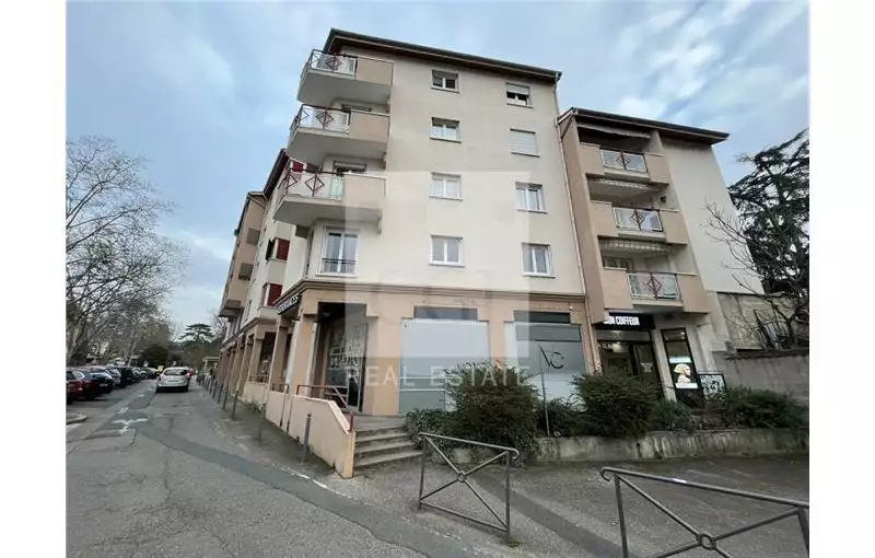 Location de local commercial de 79 m² à Neuville-sur-Saône - 69250
