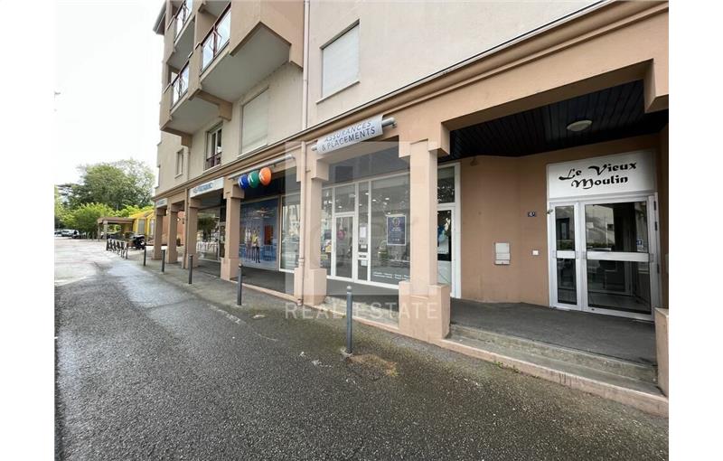 Location de local commercial de 66 m² à Neuville-sur-Saône - 69250 photo - 1