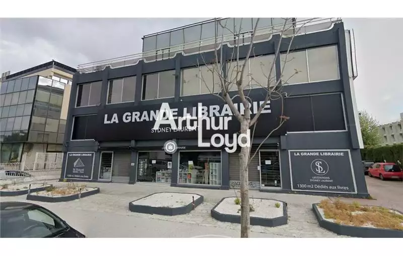 Location de local commercial de 1020 m² à Saint-Laurent-du-Var - 06700