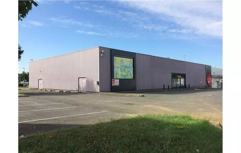 Location de local commercial de 900 m² à Soissons - 02200