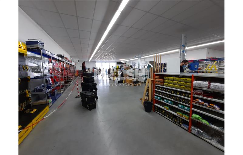 Location de local commercial de 1 173 m² à Valence - 26000 photo - 1