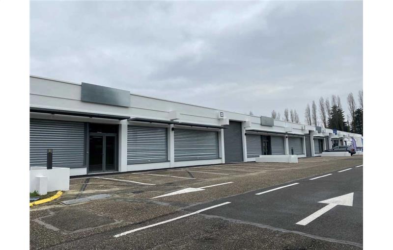 Location d'entrepôt de 1 800 m² à Artigues-près-Bordeaux - 33370 photo - 1
