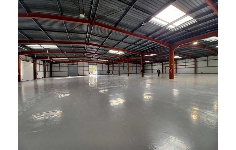 Location d'entrepôt de 3 245 m² à Bassens - 33530 photo - 1