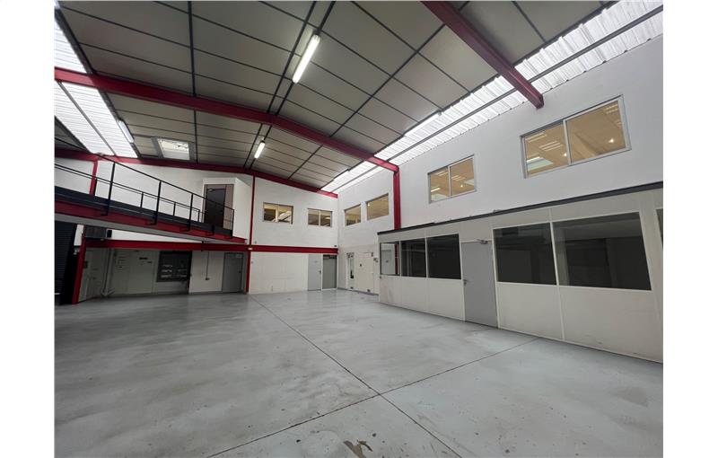 Location d'entrepôt de 860 m² à Bobigny - 93000 photo - 1