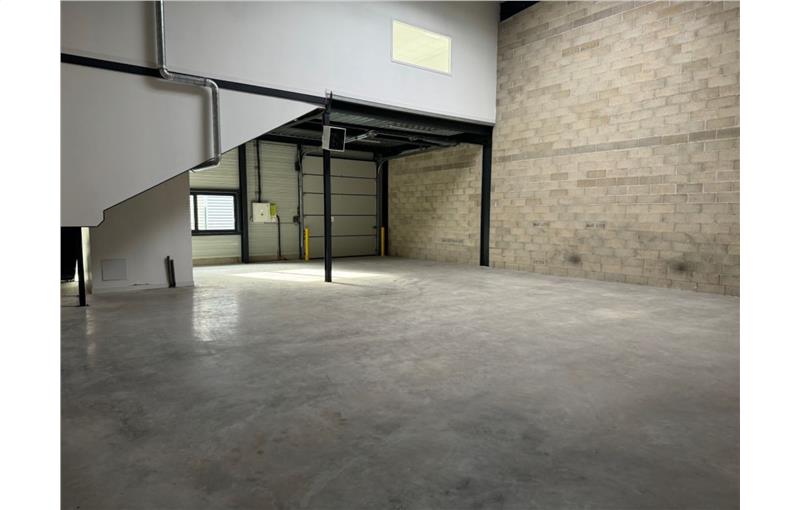 Location d'entrepôt de 2 748 m² à Boissettes - 77350 photo - 1