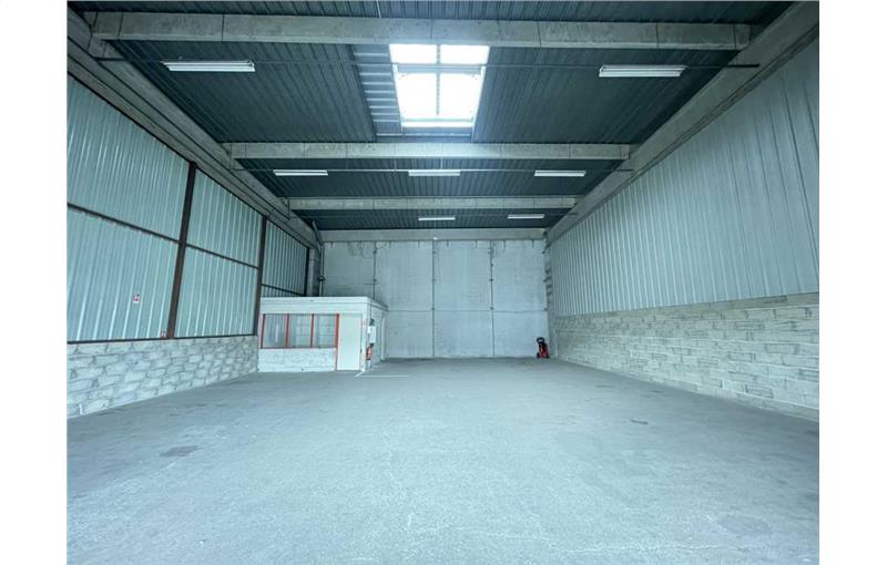 Location d'entrepôt de 4 530 m² à Bruges - 33520 photo - 1