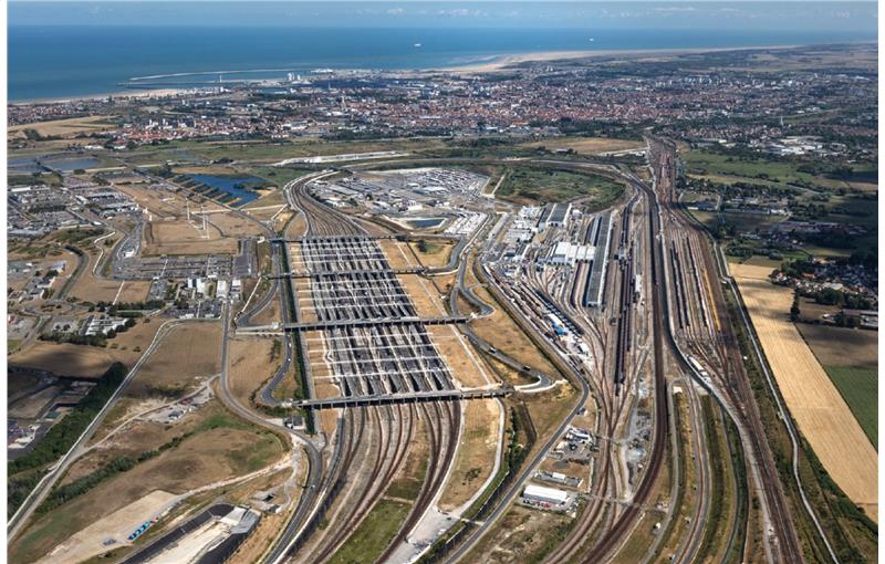 Location d'entrepôt de 95 724 m² à Calais - 62100 photo - 1