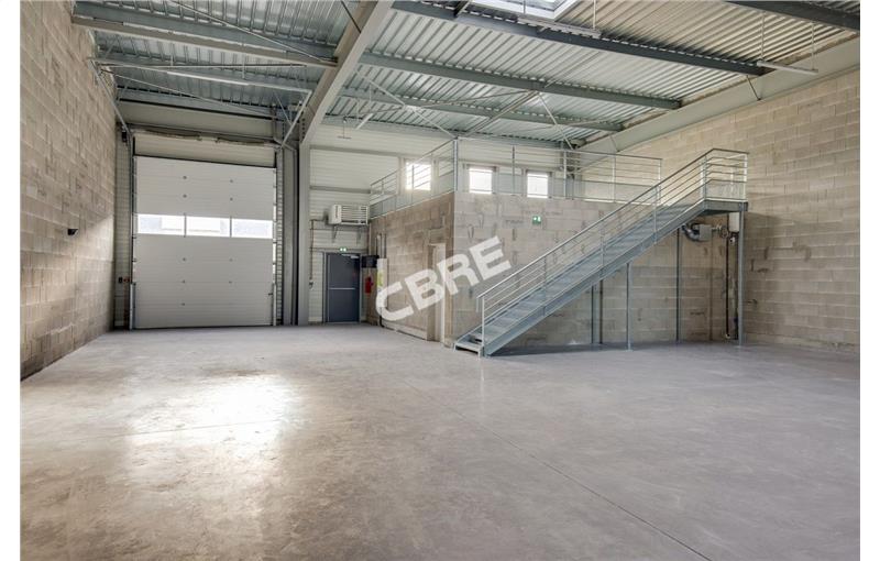 Location d'entrepôt de 398 m² à Croissy-Beaubourg - 77183 photo - 1