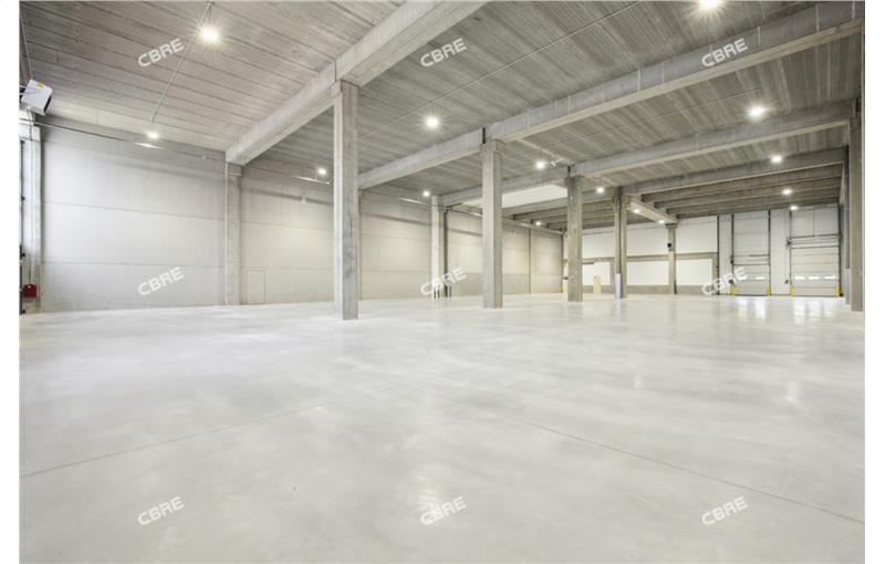 Location d'entrepôt de 3 061 m² à Élancourt - 78990 photo - 1