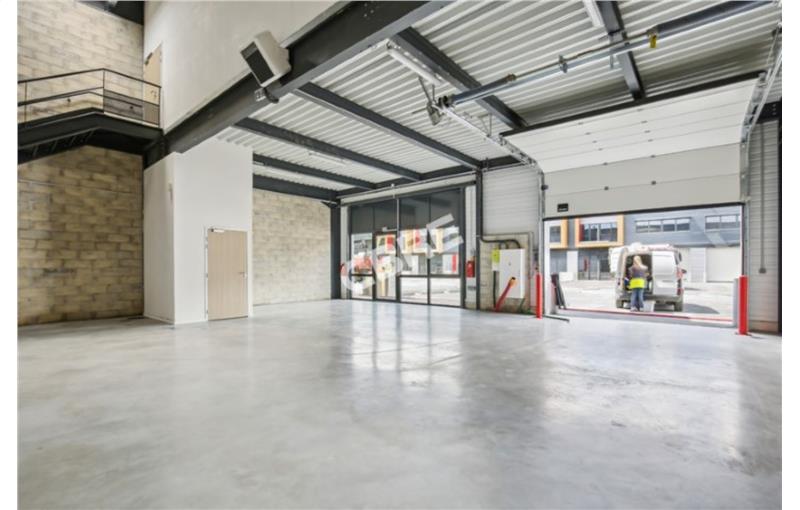 Location d'entrepôt de 6 285 m² à Éragny - 95610 photo - 1