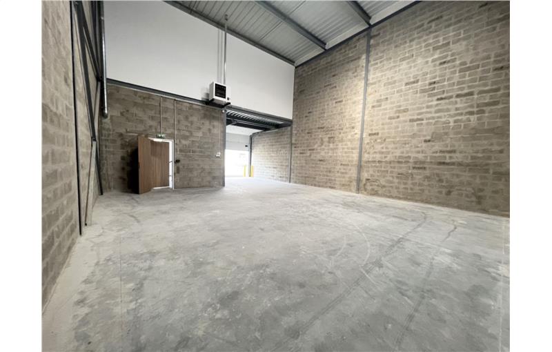 Location d'entrepôt de 669 m² à Feucherolles - 78810 photo - 1