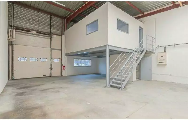 Location d'entrepôt à Lisses (91090) - 226 m²