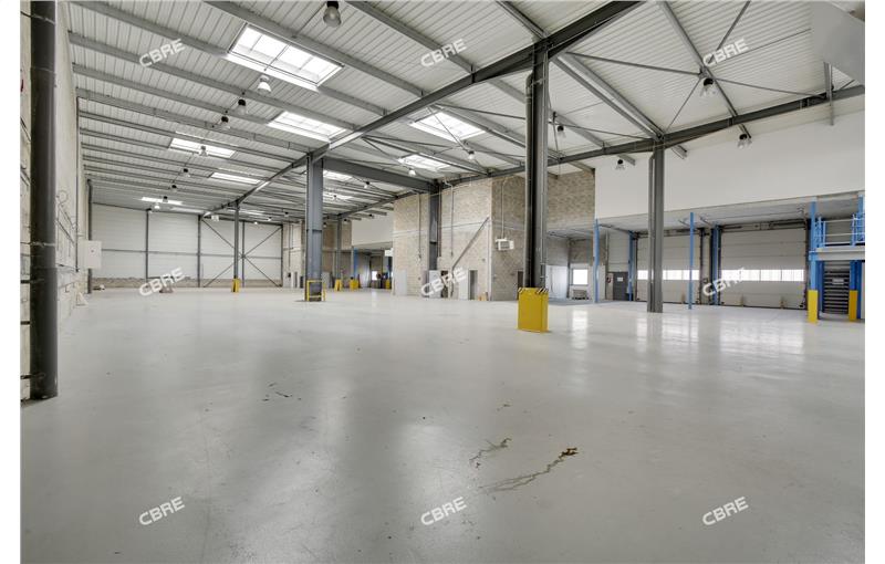 Location d'entrepôt de 2 102 m² à Magny-les-Hameaux - 78114 photo - 1