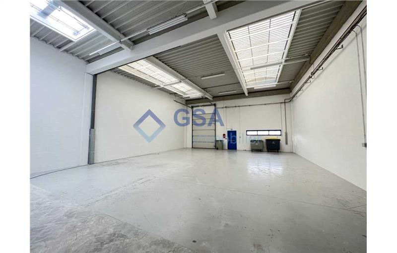 Location d'entrepôt de 355 m² à Moissy-Cramayel - 77550 photo - 1