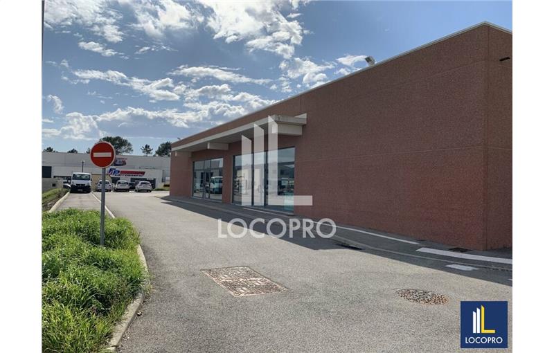 Location d'entrepôt de 1 820 m² à Montauroux - 83440 photo - 1