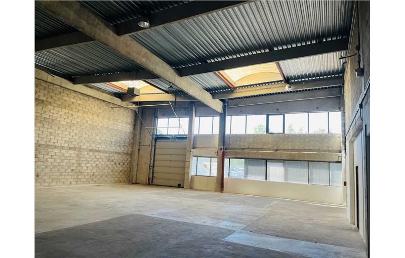 Location d'entrepôt de 910 m² à Poissy - 78300 photo - 1