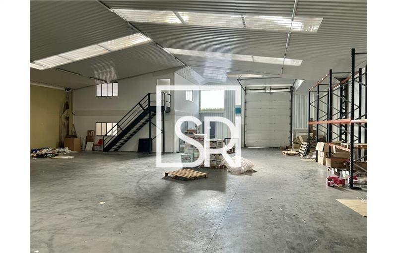 Location d'entrepôt de 1 050 m² à Riom - 63200 photo - 1