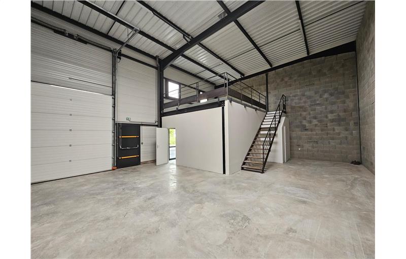 Location d'entrepôt de 138 m² à Riorges - 42153 photo - 1