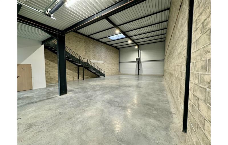 Location d'entrepôt de 380 m² à Roissy-en-France - 95700 photo - 1