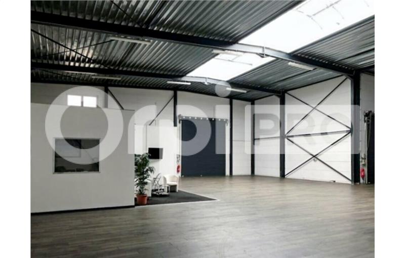 Location d'entrepôt de 3 065 m² à Roncq - 59223 photo - 1