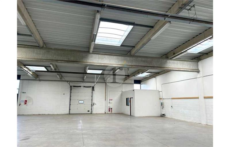 Location d'entrepôt de 973 m² à Roost-Warendin - 59286 photo - 1
