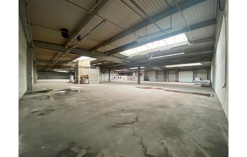 Location d'entrepôt de 4 000 m² à Saint-Genis-Laval - 69230 photo - 1