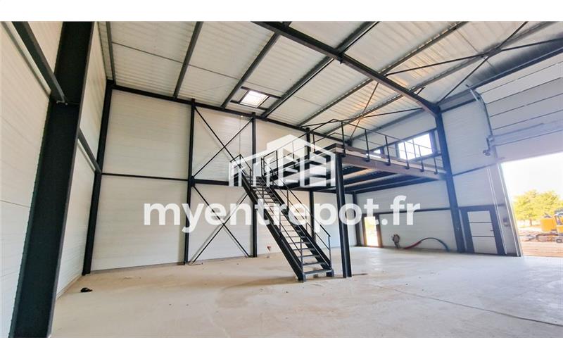 Location d'entrepôt de 225 m² à Signes - 83870 photo - 1