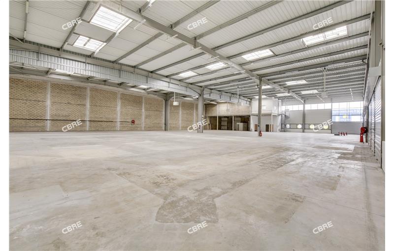 Location d'entrepôt de 2 550 m² à Trappes - 78190 photo - 1