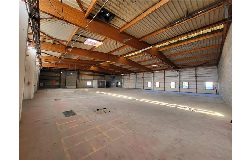 Location d'entrepôt de 809 m² à Villefranche-sur-Saône - 69400 photo - 1