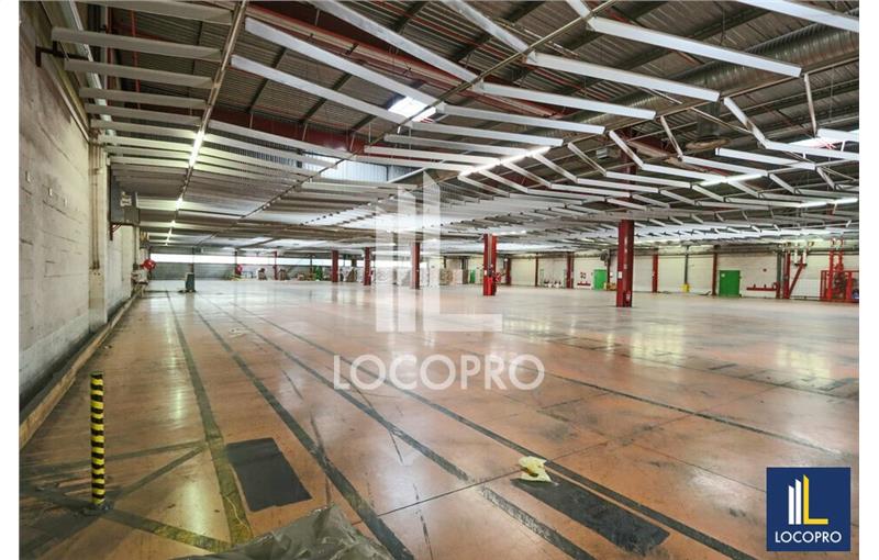 Location d'entrepôt de 14 276 m² à Vitrolles - 13127 photo - 1