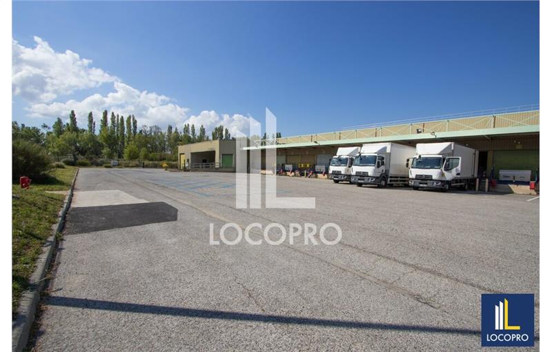 Location d'entrepôt de 9 134 m² à Vitrolles - 13127 photo - 1