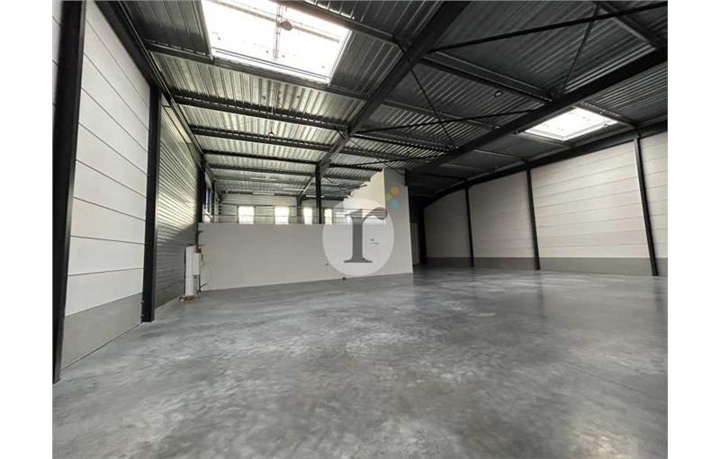 Location d'entrepôt de 3 775 m² à Wambrechies - 59118 photo - 1