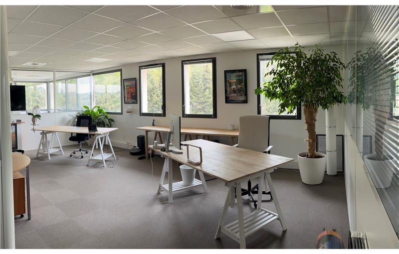 Vente de bureau de 208 m² à Châteauneuf-le-Rouge - 13790 photo - 1