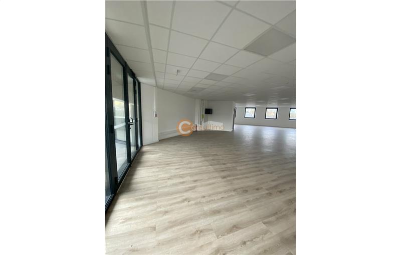 Bureau en vente de 211 m² à Fargues-Saint-Hilaire - 33370 photo - 1