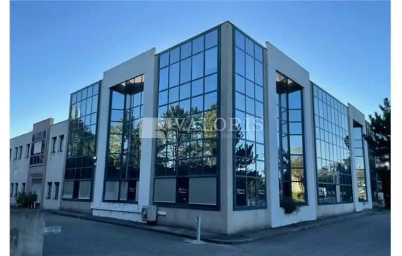 Bureau à acheter de 257 m² à Saint-Genis-Laval - 69230