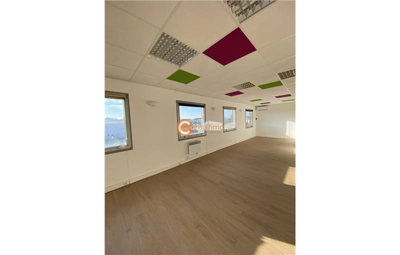 Bureau en vente de 60 m² à Saint-Médard-en-Jalles - 33160 photo - 1