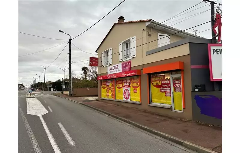 Vente de local commercial de 150 m² à L'Isle-d'Espagnac - 16340