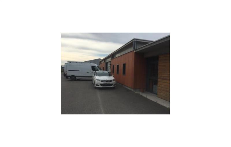 Entrepôt à acheter de 640 m² à Caumont-sur-Durance - 84510 photo - 1