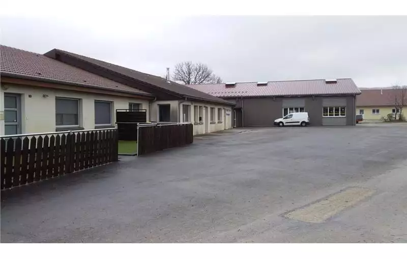 Entrepôt à acheter de 1400 m² à Flangebouche - 25390