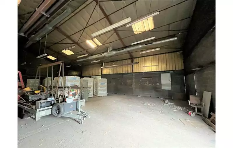 Vente d'entrepôt de 1200 m² à Nazelles-Négron - 37530