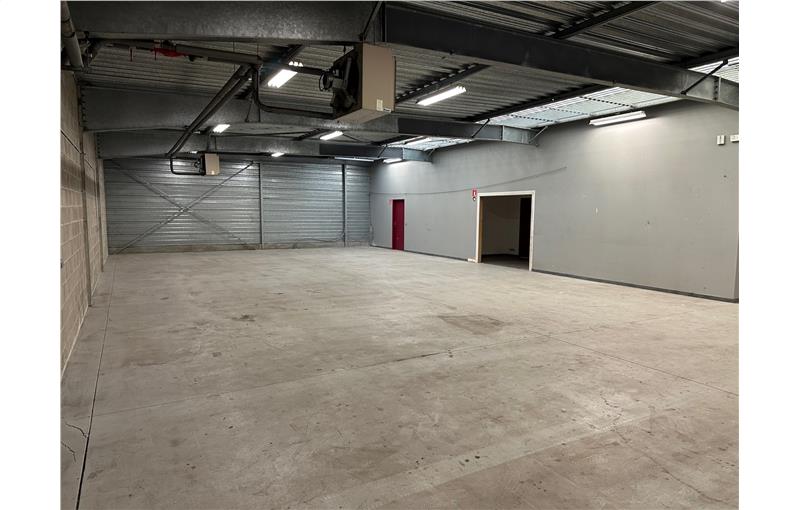 Entrepôt à acheter de 360 m² à Vaux-le-Pénil - 77000 photo - 1